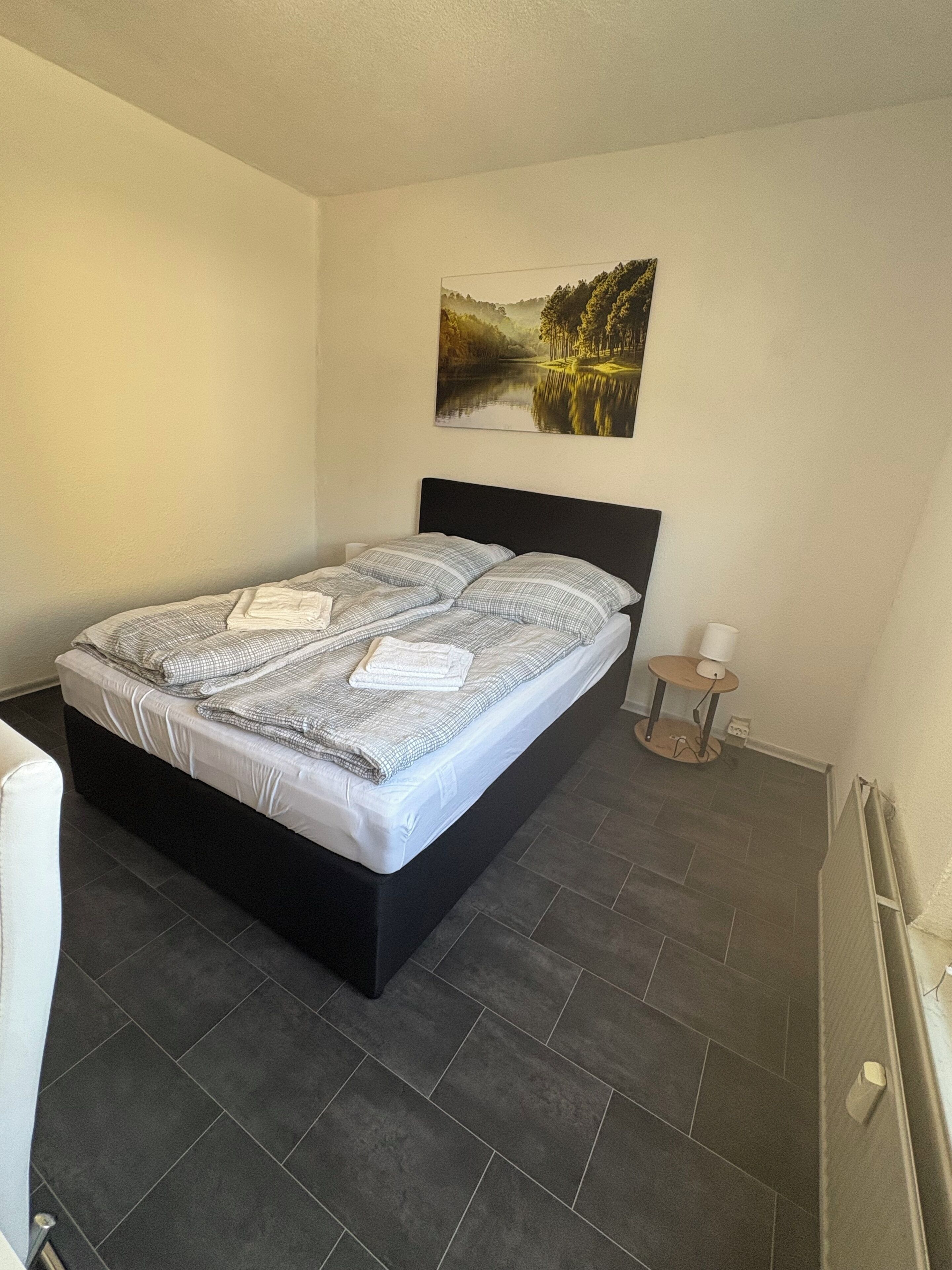 2 Schlafzimmer, Schreibtisch, Bettwäsche