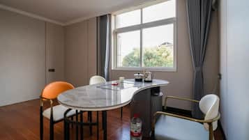 Superior Double Room, City View | Dining