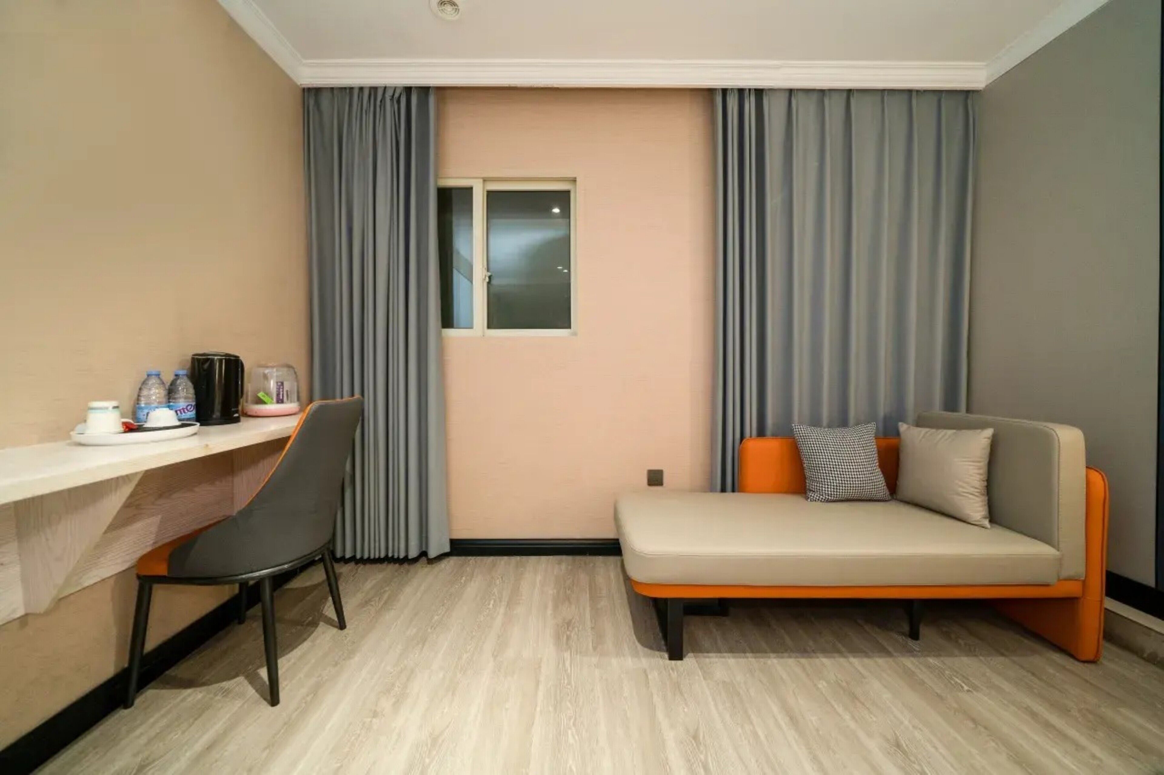 Deluxe Double Room | Living area