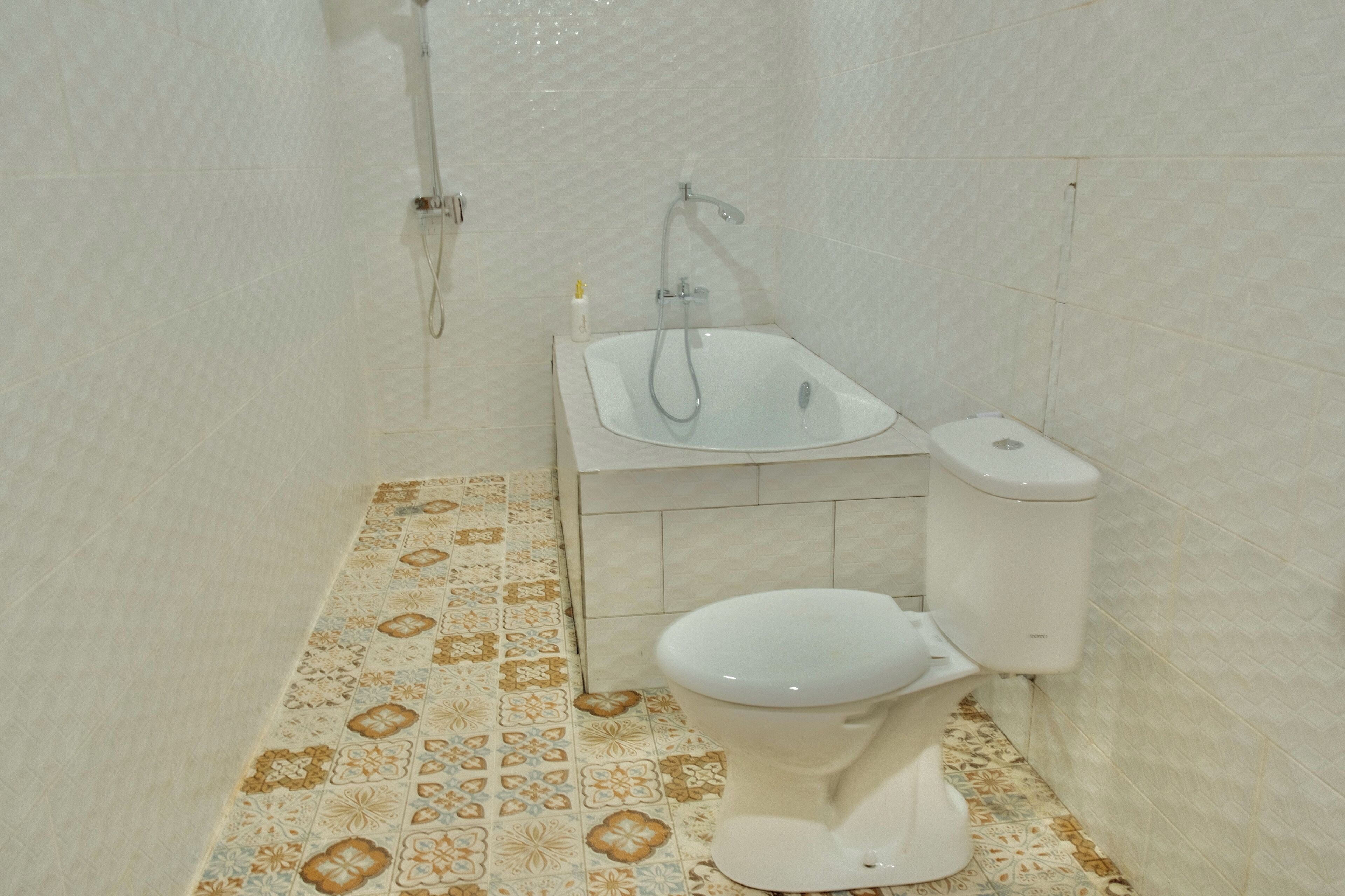 Suite, vue piscine | Salle de bain | Serviettes fournies, savon, shampoing, papier toilette
