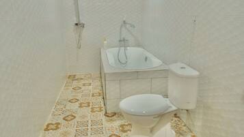Suite, vue piscine | Salle de bain | Serviettes fournies, savon, shampoing, papier toilette
