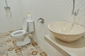 Towels, soap, shampoo, toilet paper - The Tamarin Villas (Klungkung)