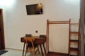 Suite, vistas a la piscina | Interior