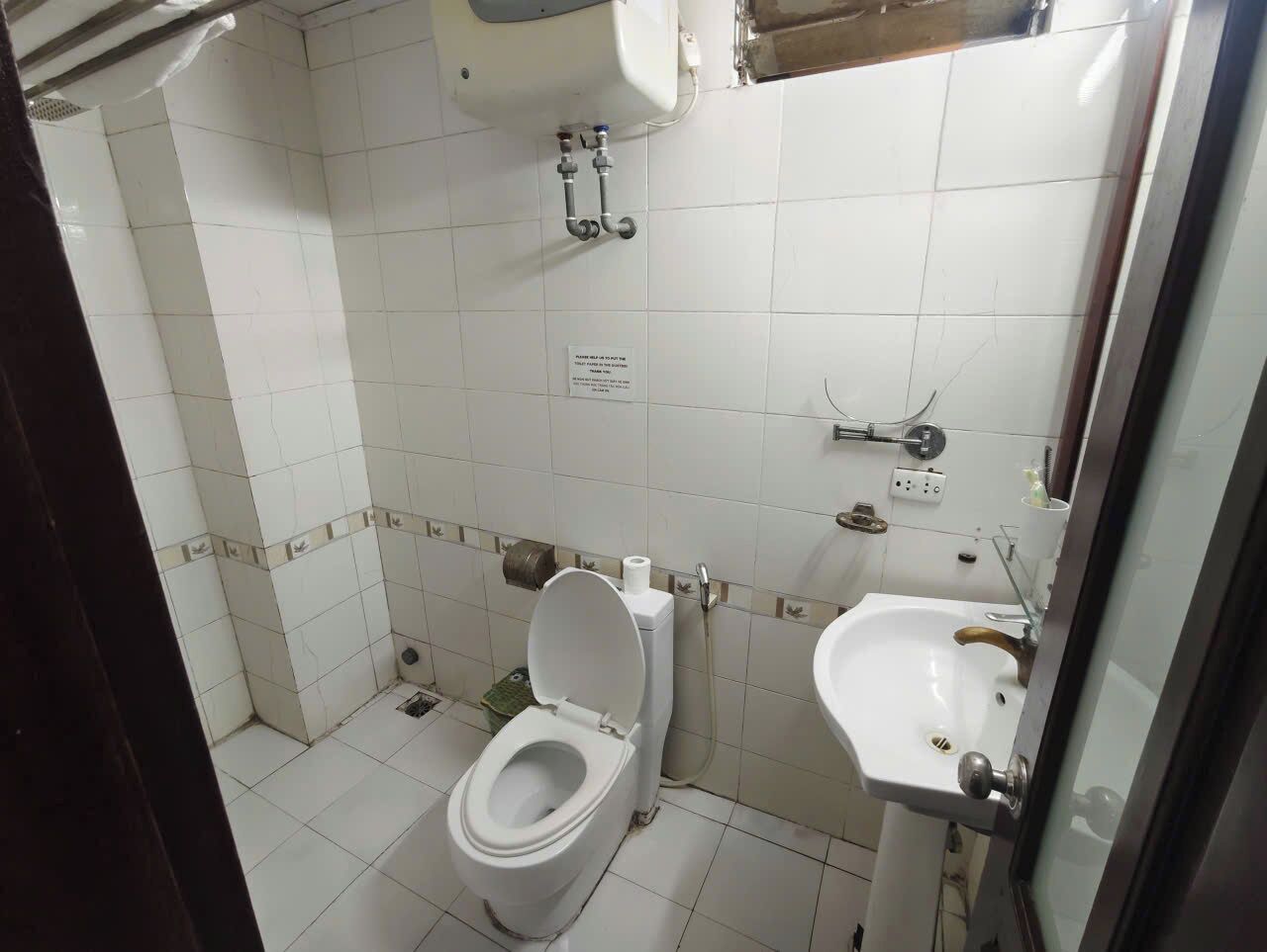 Ducha, secador de pelo, toallas y jabón