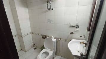 Ducha, secador de pelo, toallas y jabón