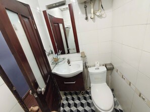 Shower, hair dryer, towels, soap - Charming Homestay (Hoan Kiem)