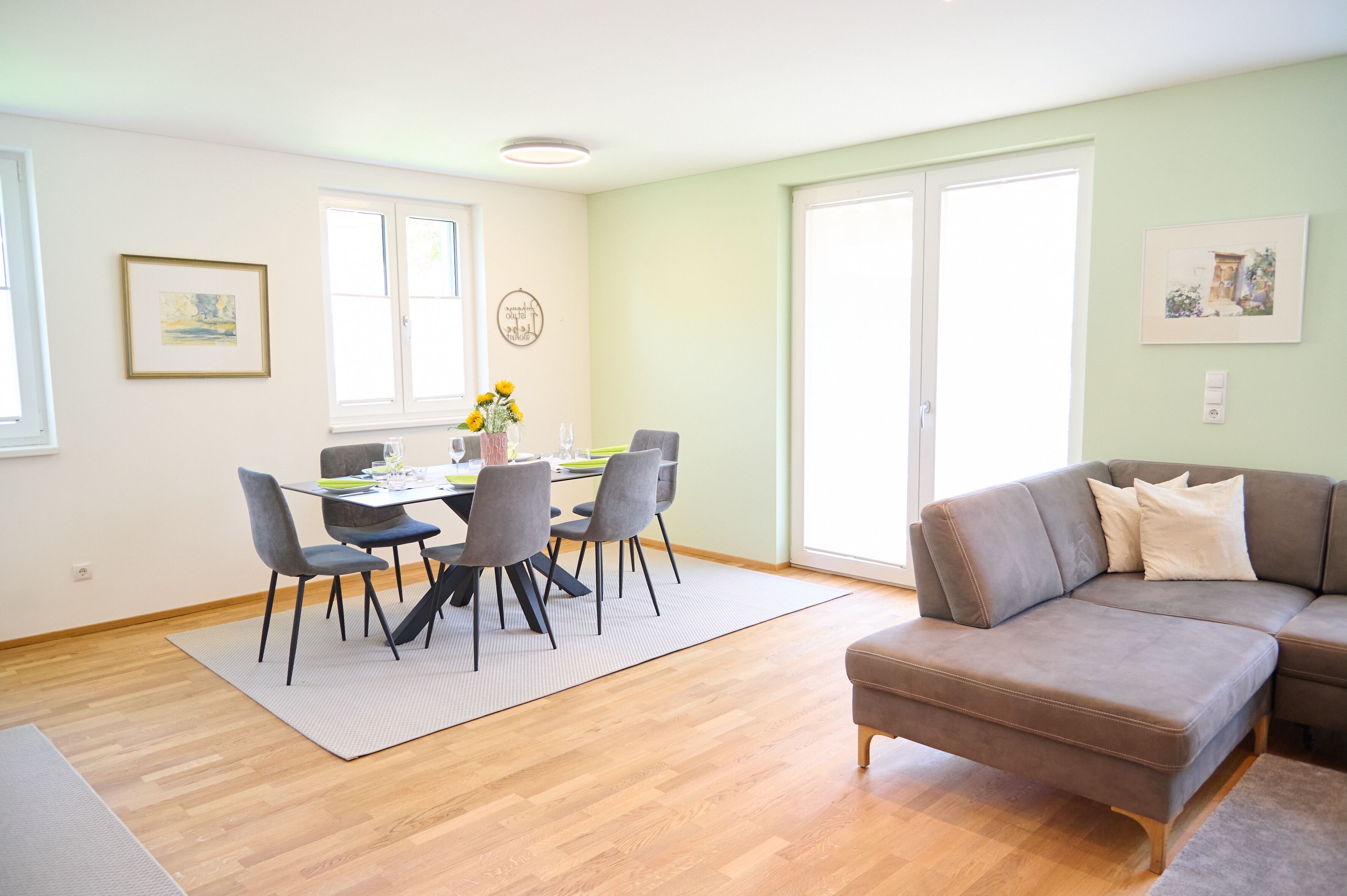Apartamento Deluxe, balcón | Servicio de comidas en la habitación
