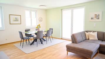 Appartement Deluxe, balcon | Restauration dans la chambre