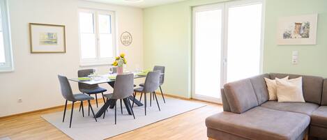 Appartement Deluxe, balcon | Repas dans la chambre