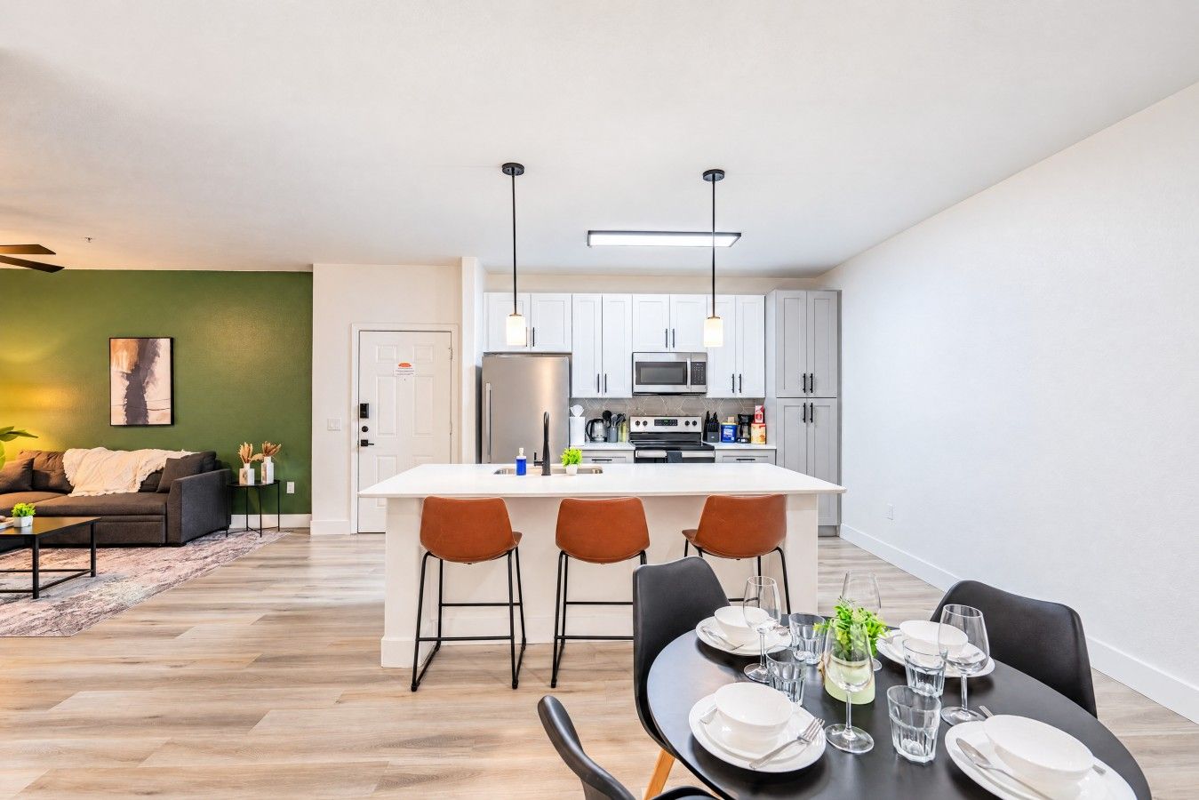 Eine moderne Wohnung mit Küche, Essbereich und Wohnzimmer.