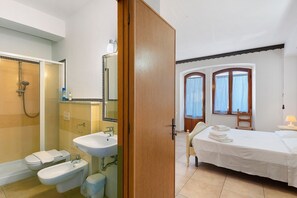 Douche, sèche-cheveux, serviettes fournies