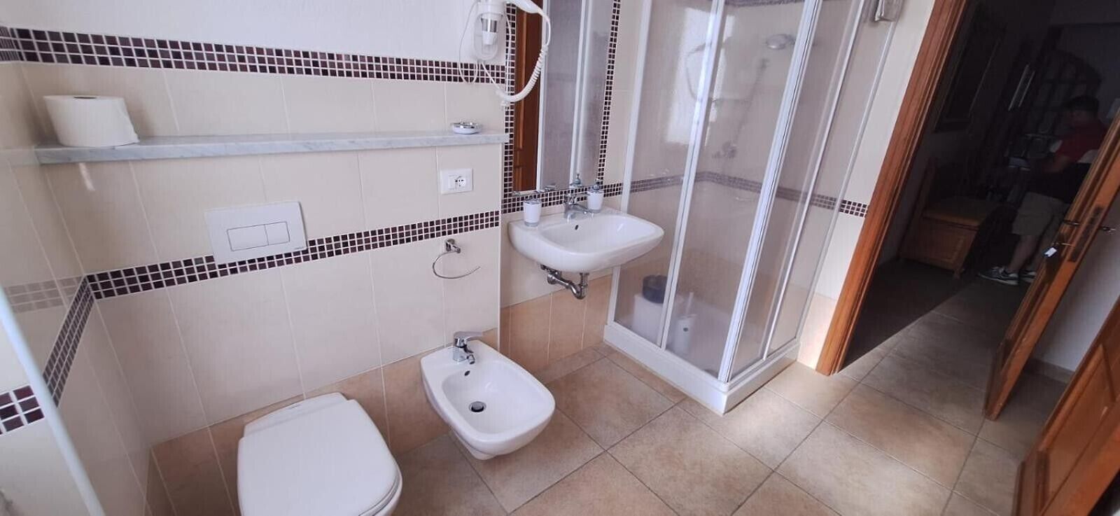 Douche, sèche-cheveux, serviettes fournies