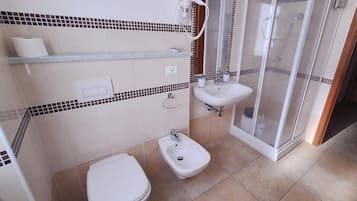 Douche, sèche-cheveux, serviettes fournies