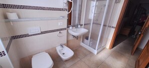 Douche, sèche-cheveux, serviettes fournies