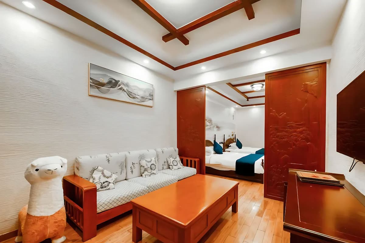 Suíte família, 2 camas de casal, suíte, vista para a montanha | Escrivaninha, cortinas blackout, Wi-Fi de cortesia, roupa de cama
