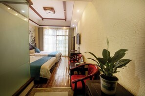 Habitación básica con 2 camas individuales, 2 camas dobles, balcón, vistas a la ciudad | Wifi gratis