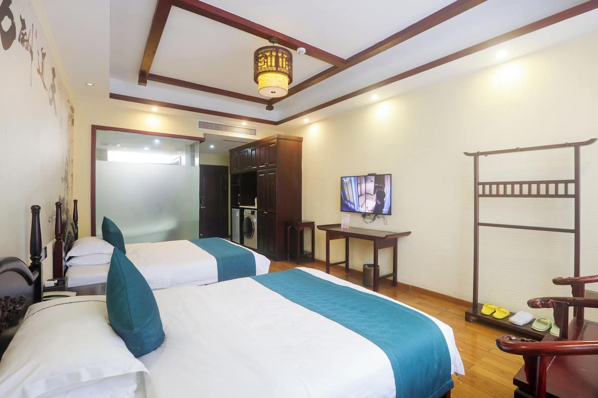 Quarto duplo superior, 2 camas de casal, banheira de imersão, vista para a colina | Escrivaninha, cortinas blackout, Wi-Fi de cortesia, roupa de cama