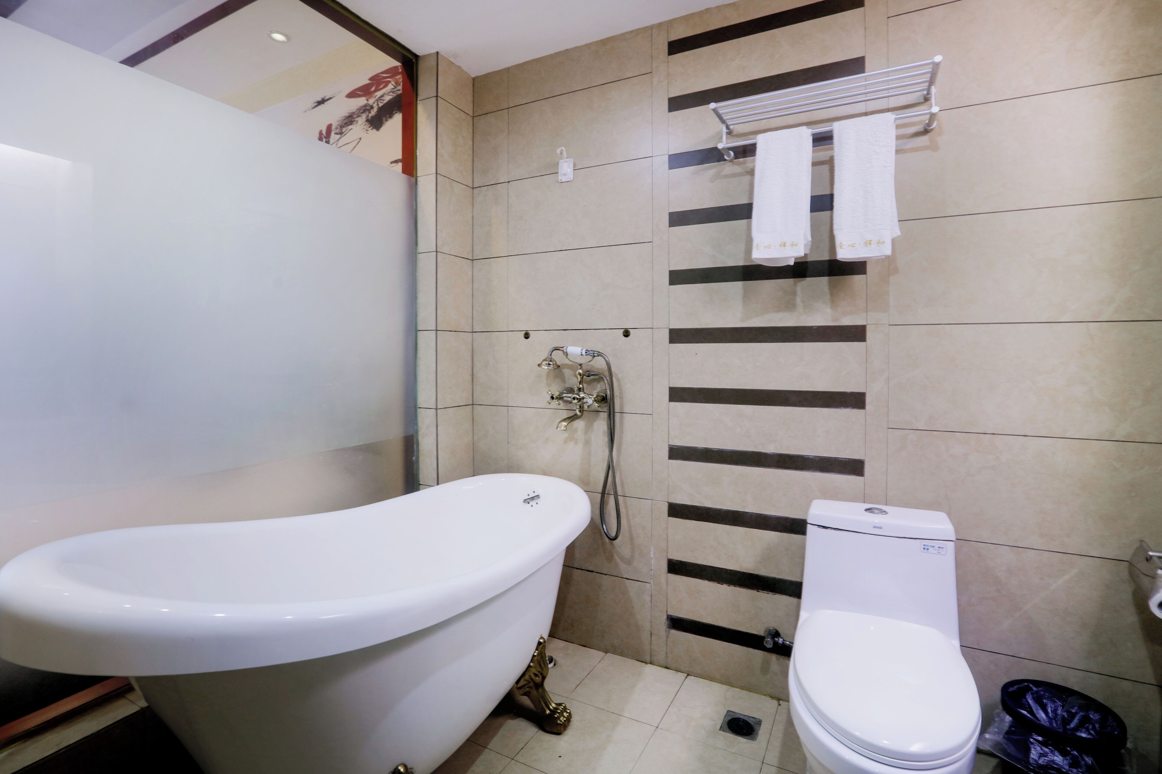 Basic Twin Room, 2 Double Beds, Balcony, City View | Bathroom