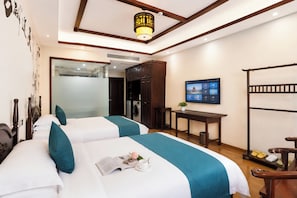 Kamar Twin Superior, 2 Tempat Tidur Double, hot tub, pemandangan bukit | Meja kerja, tirai kedap cahaya, Wi-Fi gratis, dan seprai linen