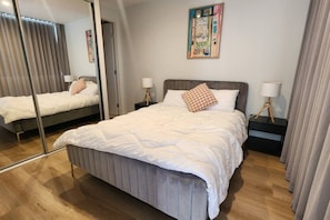 2 bedrooms, desk, iron/ironing board, free WiFi - North-Facing Apartment with Telstra Tower Views (Lyons)