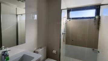 Shower, hair dryer, towels