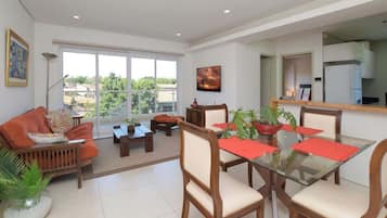Apartamento, balcón, vistas a la ciudad | Zona de estar