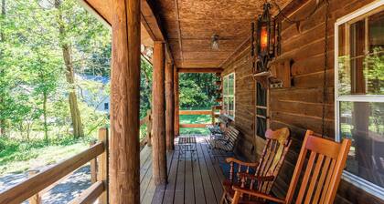 Rustic Log Cabin Nature Getaway Access to indoor Pool/Hot Tub for fee Pet/420 Ok