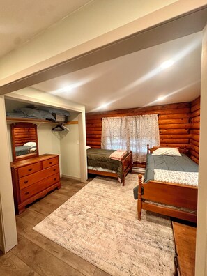 1 bedroom, iron/ironing board, WiFi, bed sheets - Rustic Log Cabin Nature Getaway Access to indoor Pool/Hot Tub for fee Pet/420 Ok (Blairstown)