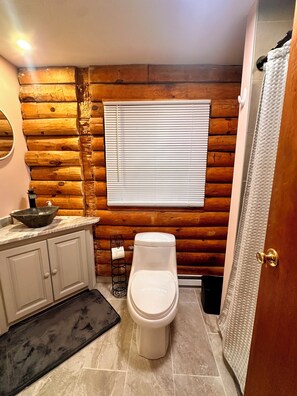 Shower, eco-friendly toiletries, hair dryer, towels - Rustic Log Cabin Nature Getaway Access to indoor Pool/Hot Tub for fee Pet/420 Ok (Blairstown)