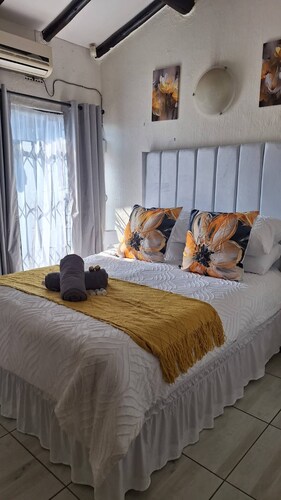 Tranquil Guest Room in Randburg with Pool Access