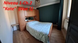Een strijkplank/strijkijzer, wifi, beddengoed