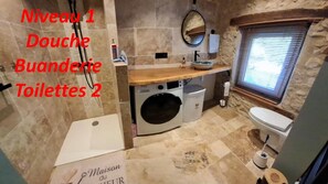 Doccia, asciugacapelli, asciugamani, sapone