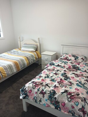 Room - House in Albury, Thurgoona (Thurgoona)