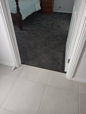 Tabla de planchar con plancha y ropa de cama 