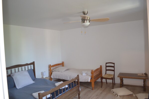 Room - Bed and Breakfast 'Grande Chambre Avec Brunch' with Wi-Fi (Hommes)