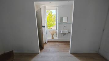 Douche, serviettes fournies