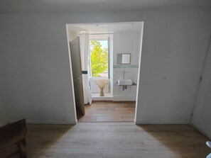 Bathroom - Bed and Breakfast 'Grande Chambre Avec Brunch' with Wi-Fi (Hommes)
