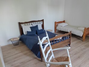 Room - Bed and Breakfast 'Grande Chambre Avec Brunch' with Wi-Fi (Hommes)
