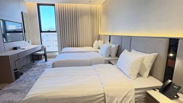 Caixa forta a l'habitació, cortines opaques i planxa i posts de planxar