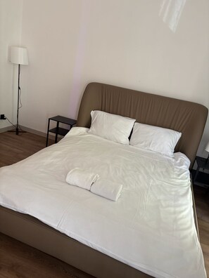 Ferros/tábuas de passar roupa, acesso à internet, roupa de cama