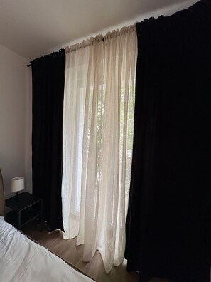 Ferros/tábuas de passar roupa, acesso à internet, roupa de cama