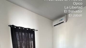 2 habitaciones, tabla de planchar con plancha, wifi y ropa de cama