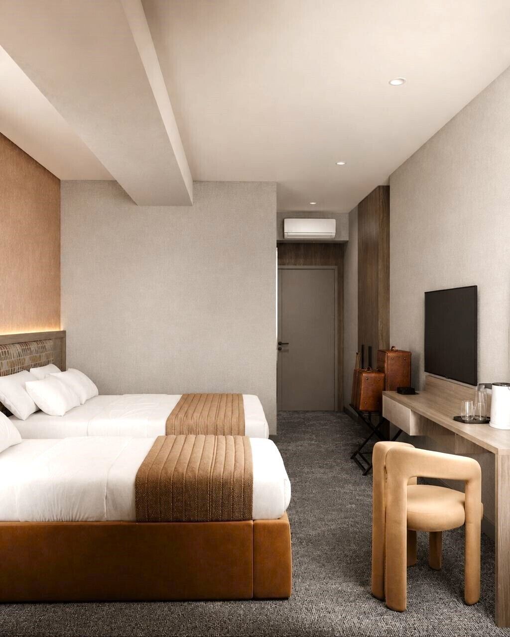 Habitación de hotel con cama, escritorio, silla, televisión y aire acondicionado.