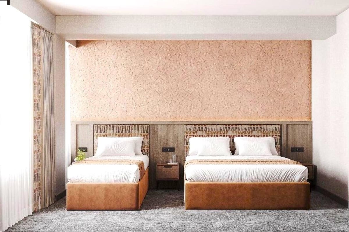 Ropa de cama de alta calidad y caja de seguridad en la habitación