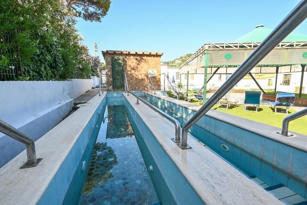 Piscina coperta, piscina stagionale all'aperto