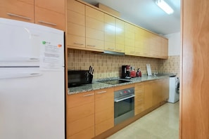 Coffee/tea maker, fridge, microwave, oven - Apartment 'Gabriel Miró' with Balcony, Wi-Fi, and Air Conditioning (Torrevieja)