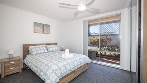 Iron/ironing board, free WiFi, bed sheets - Bribie Bay Retreat, TOP NOTCH (BONGAREE)