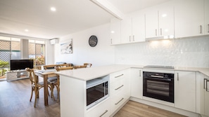 Fridge, microwave, oven, stovetop - Bribie Bay Retreat, TOP NOTCH (BONGAREE)