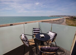 Outdoor dining - Marine View Apartment (Seaford)