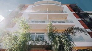 A multi-story building with balconies and large windows. - Corporate Stays Edificio Pilar - N4A1 (Asunción)
